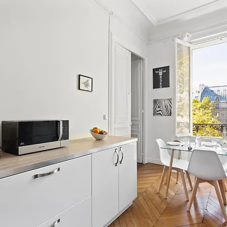 Stunning Haussmannien In By Guestready * Paris